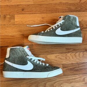 Army green suede Nike blazer mid ‘77 vintage size 9 worn once clean